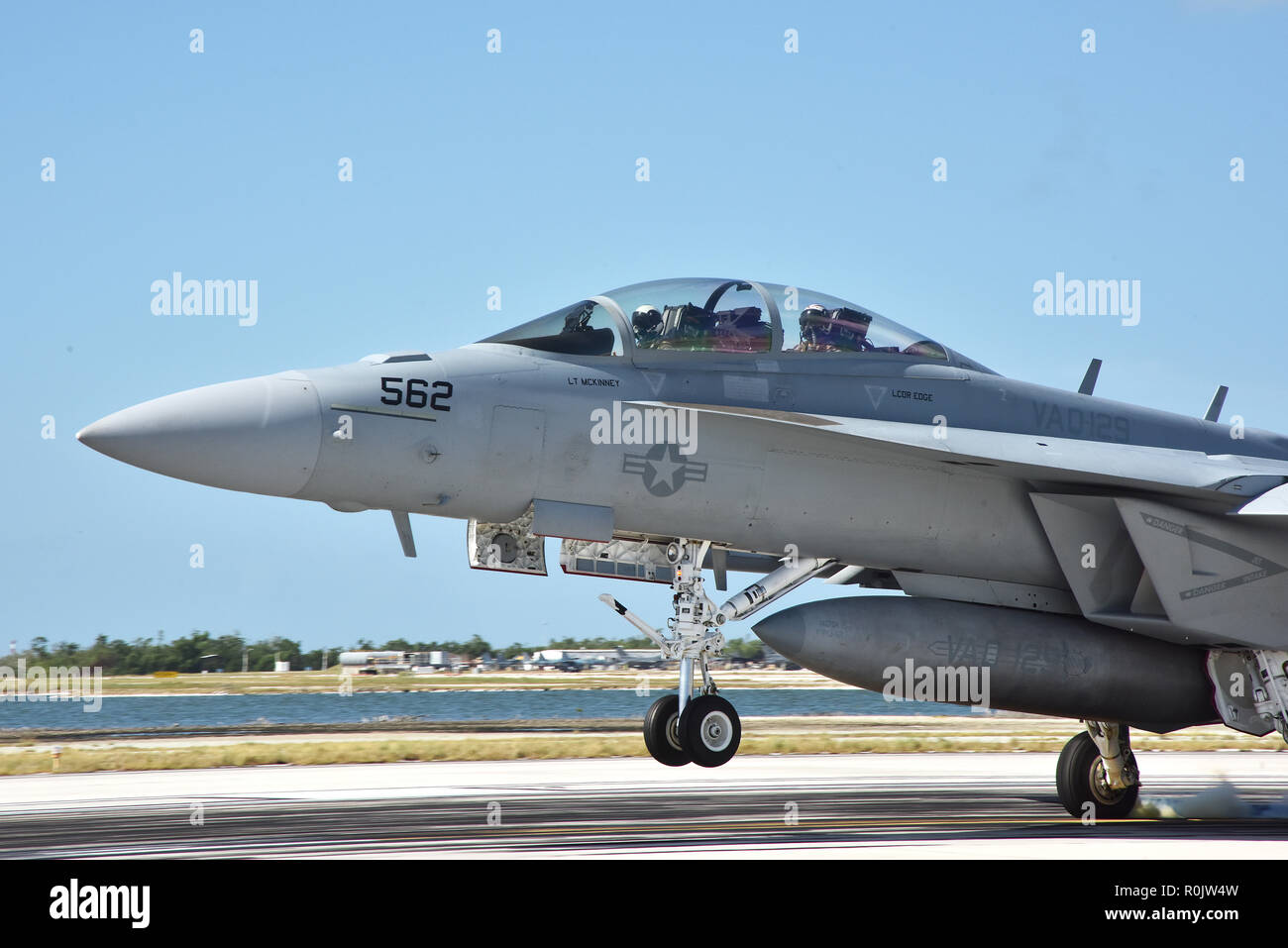 181105-N-KM072-165 Key West, Fla. (5 novembre 2018) di attacco elettronico Squadron (VAQ) 129 esegue il vettore di campo pratica di atterraggio (FCLP) in Boca Chica campo. La pratica si prepara la E/A-18G Growler piloti per l'atterraggio sulla portaerei. Tre delle sei piste in Boca Chica campo sono dipinte a guardare come i ponti di portaerei. NAS Key West è una struttura all'avanguardia per aria-aria combattimento Fighter Aircraft di tutti i servizi militari e fornisce world-class pierside a sostegno degli Stati Uniti e stranieri di navi militari. (U.S. Navy foto di Danette Baso Argenti/rilasciato) Foto Stock