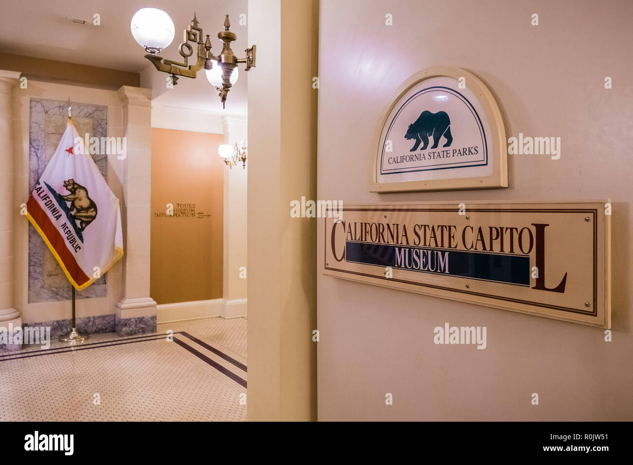 Settembre 22, 2018 a Sacramento / CA / STATI UNITI D'AMERICA - California State Capitol Museum segno dentro il Capitol Building di Stato; la Repubblica della California bandiera sul Foto Stock