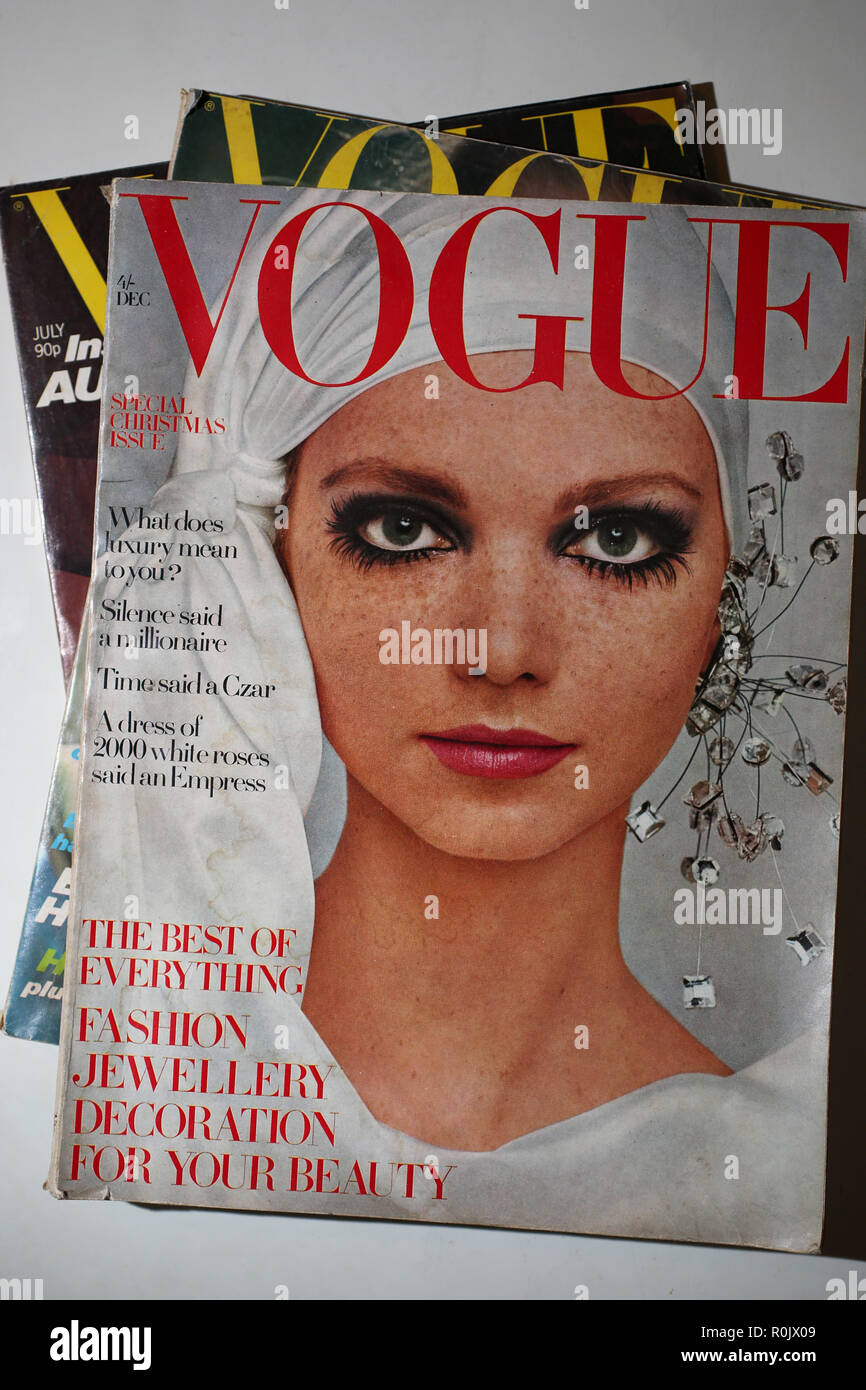 Vecchie riviste di Vogue raffigurato in un palo in Londra, Regno Unito Foto  stock - Alamy
