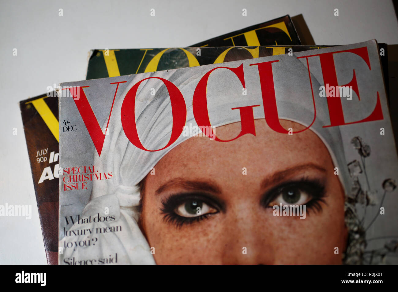 Vecchie riviste di Vogue raffigurato in un palo in Londra, Regno Unito. Foto Stock