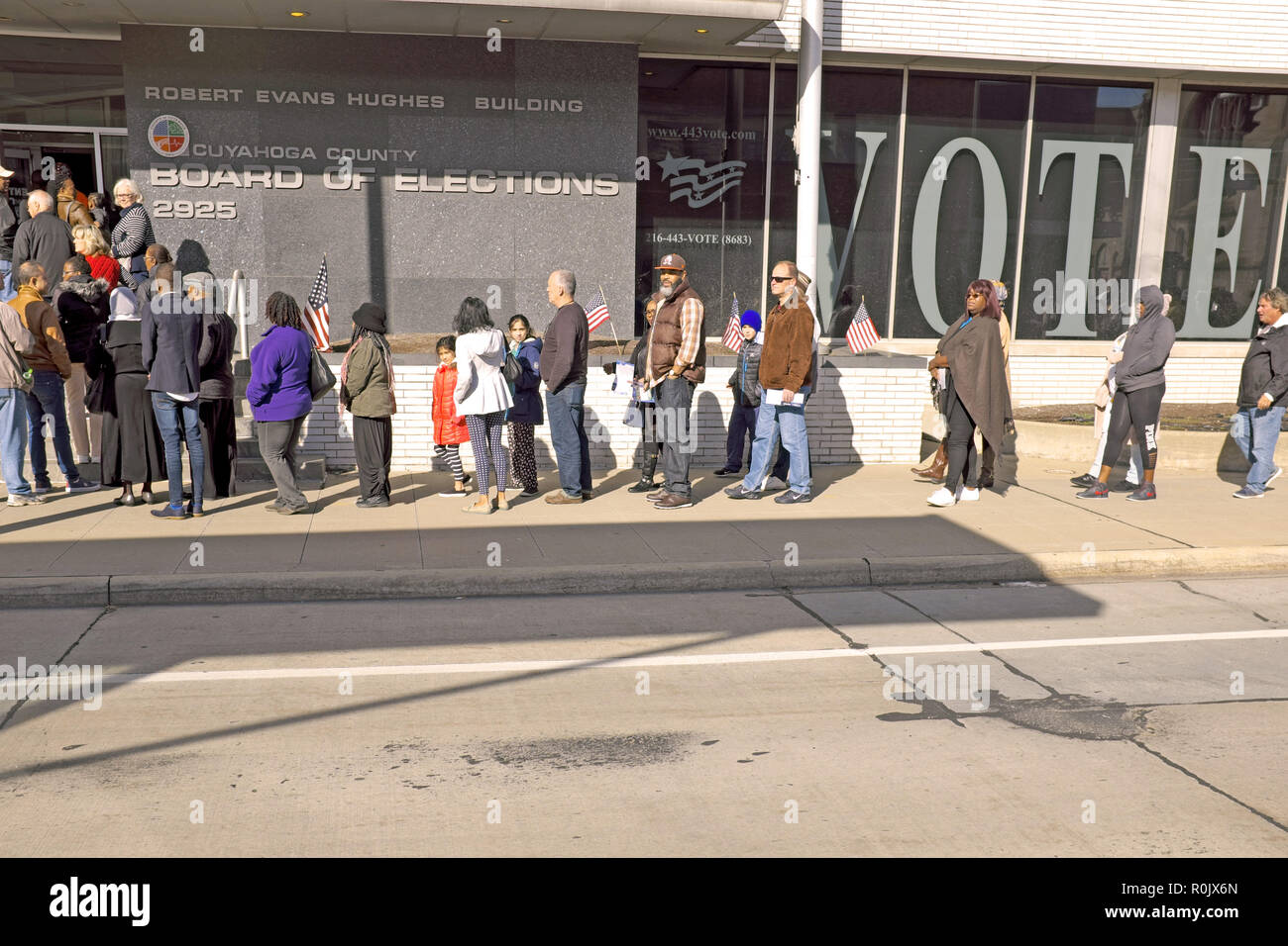 A que degli elettori al di fuori della contea di Cuyahoga consiglio di elezioni in downtown Cleveland, Ohio, Stati Uniti d'America attendere per votare nel 2018 US elezioni intermedia. Foto Stock