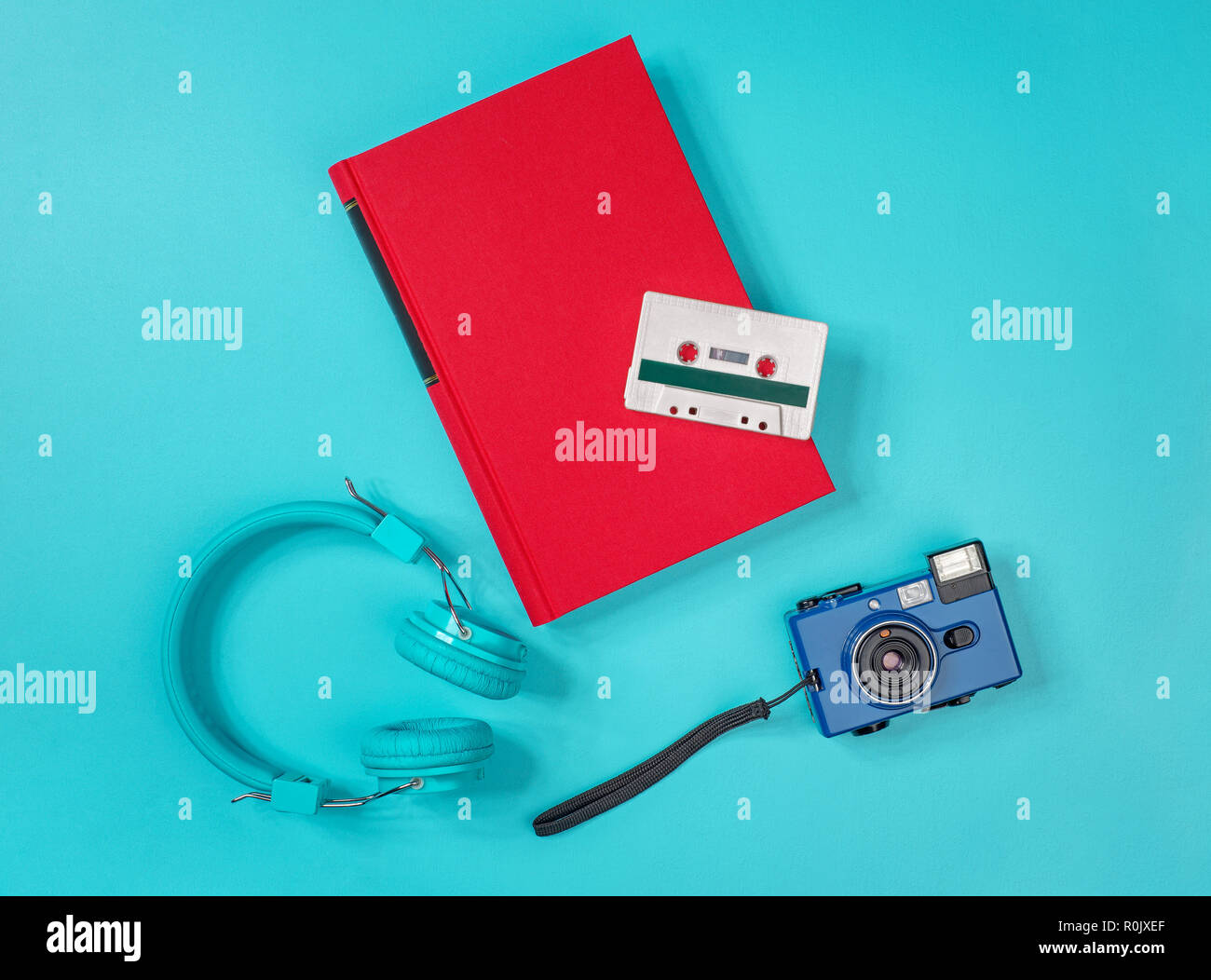 Libro rosso sul verde del tavolo in metallo Foto Stock