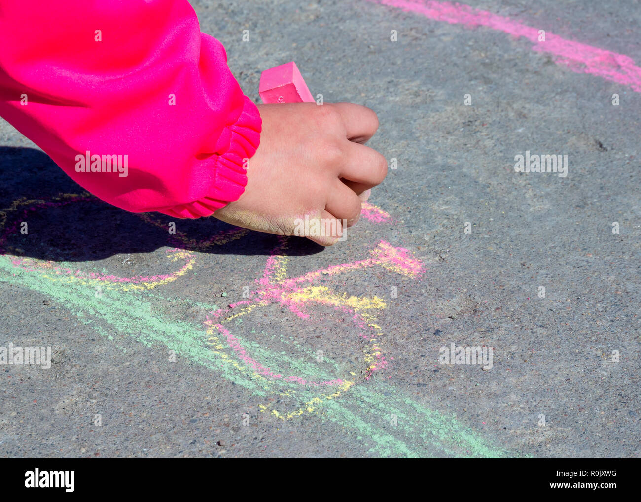 Bambini disegna a mano con un gessetto su asfalto Foto Stock