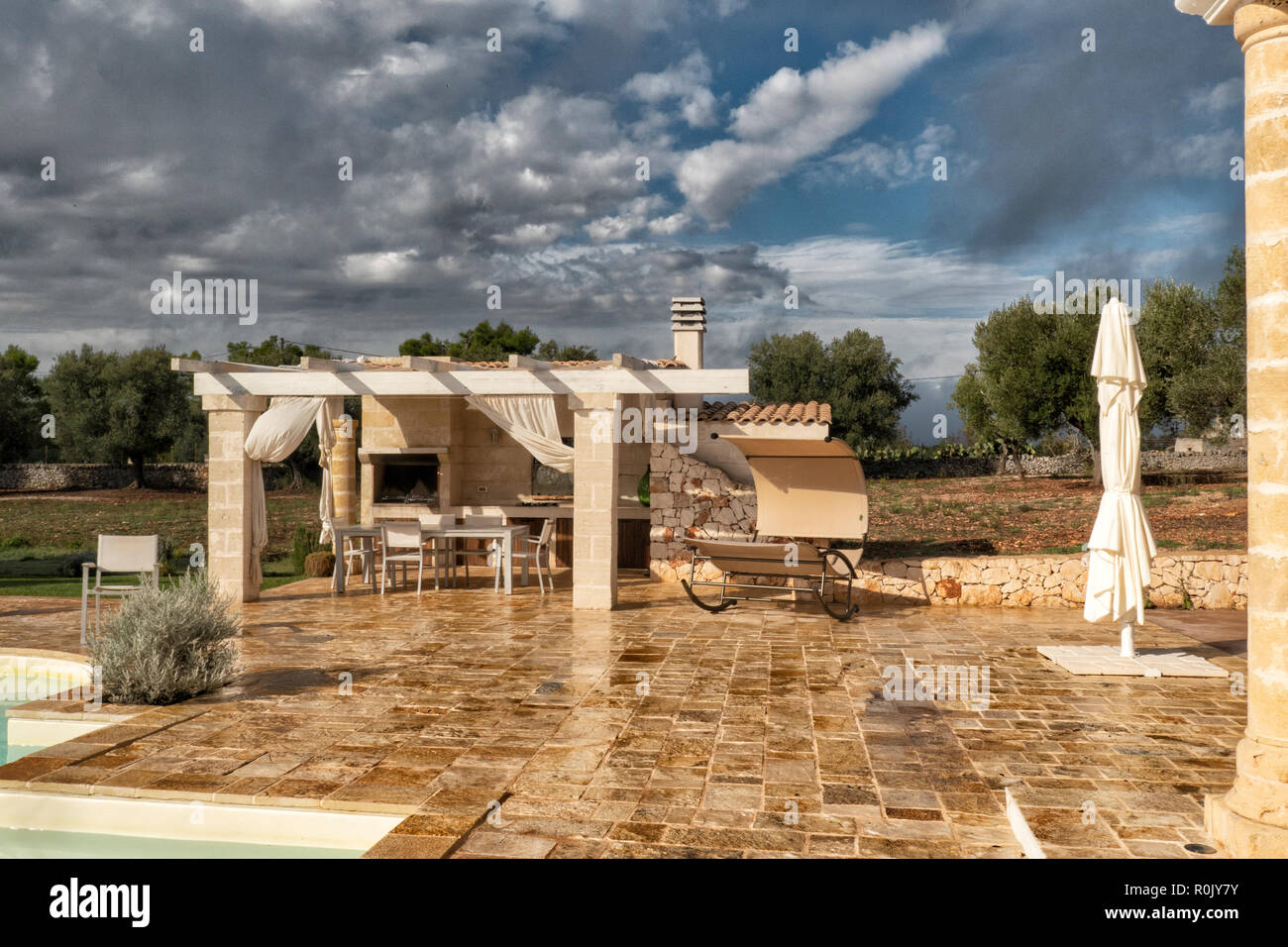 Cucina esterna alla villa di lusso Foto Stock