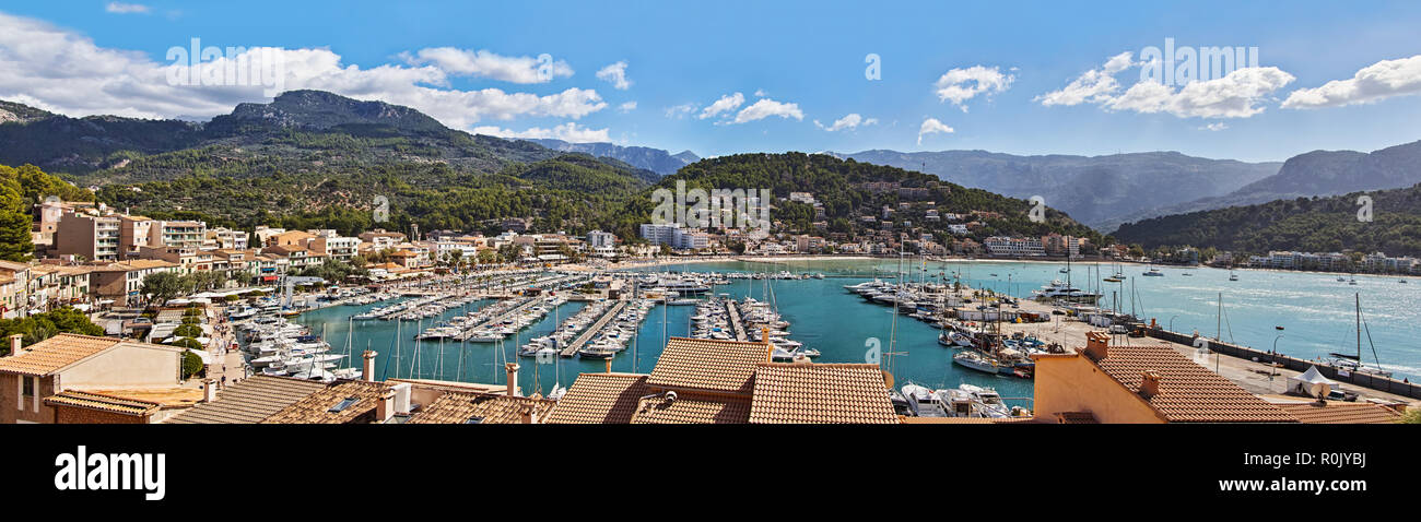 Vista del villaggio porto soller Mallorca Spagna Spain Foto Stock