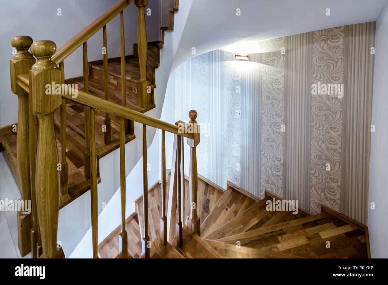 Decorazioni In Legno Scale Interne Di Una Casa Moderna Foto Stock Alamy