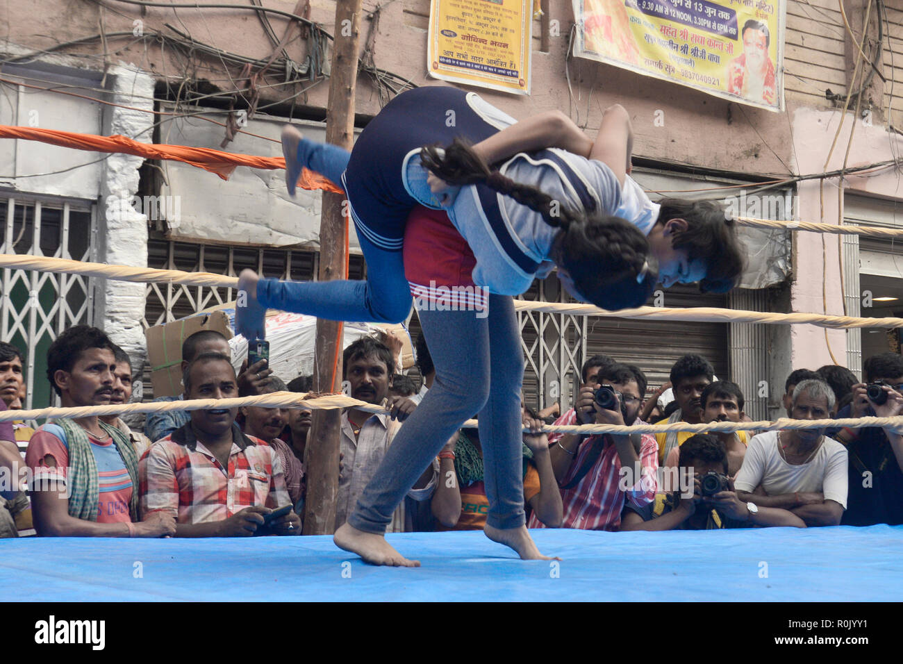 Kolkata, India. 05 Nov, 2018. Le ragazze di partecipare nel wrestling la concorrenza in occasione della festa di Diwali. Il wrestling e cinghia wrestling concorso organizzato per contrassegnare Diwali, la festa indù delle luci. Credito: Saikat Paolo/Pacific Press/Alamy Live News Foto Stock