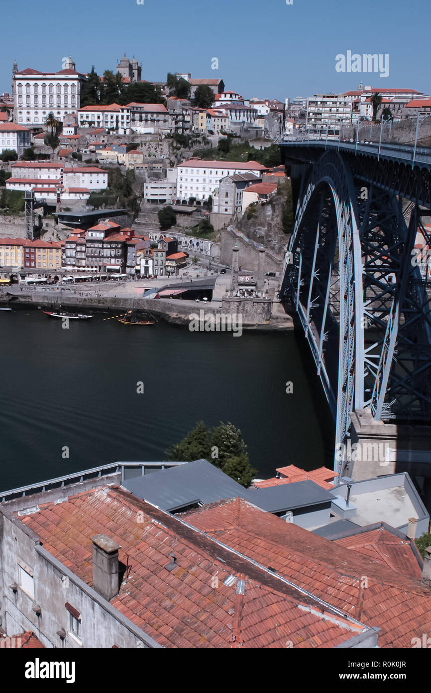 Città di Porto collegata mediante il vecchio ponte in ferro Foto Stock