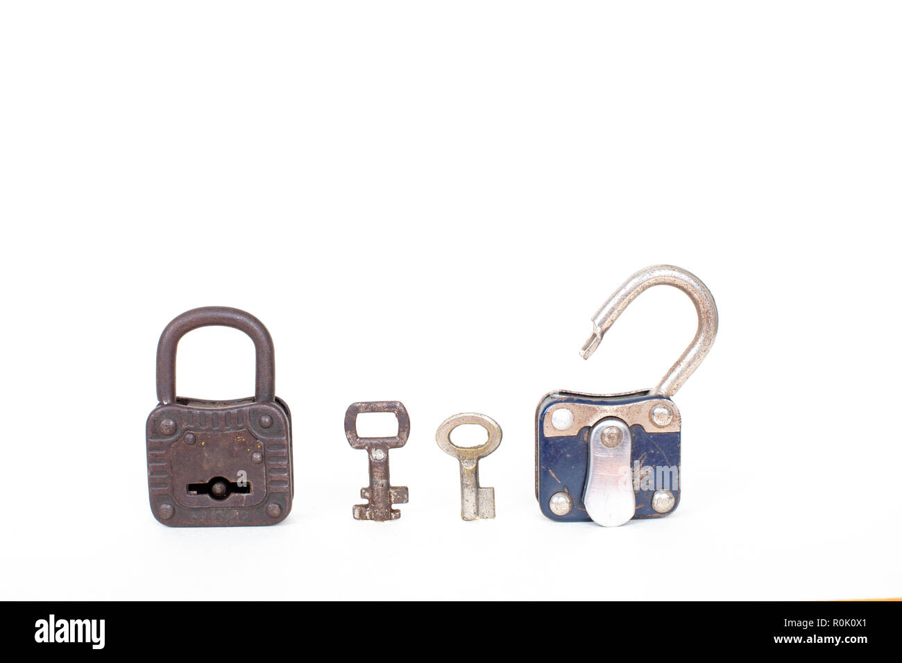 Aperto e Chiuso vintage lucchetti e chiavi isolati su sfondo bianco. Vista frontale Foto Stock