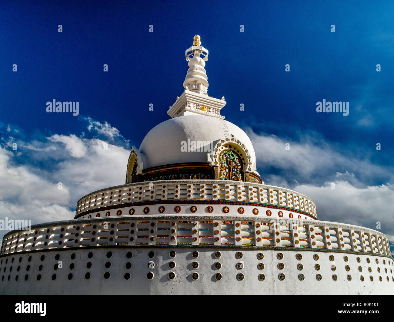 Shanti Stupa in Leh, un dono giapponese di Ladakh per commemorare i 2500 anni di Buddismo e per promuovere la pace nel mondo Foto Stock