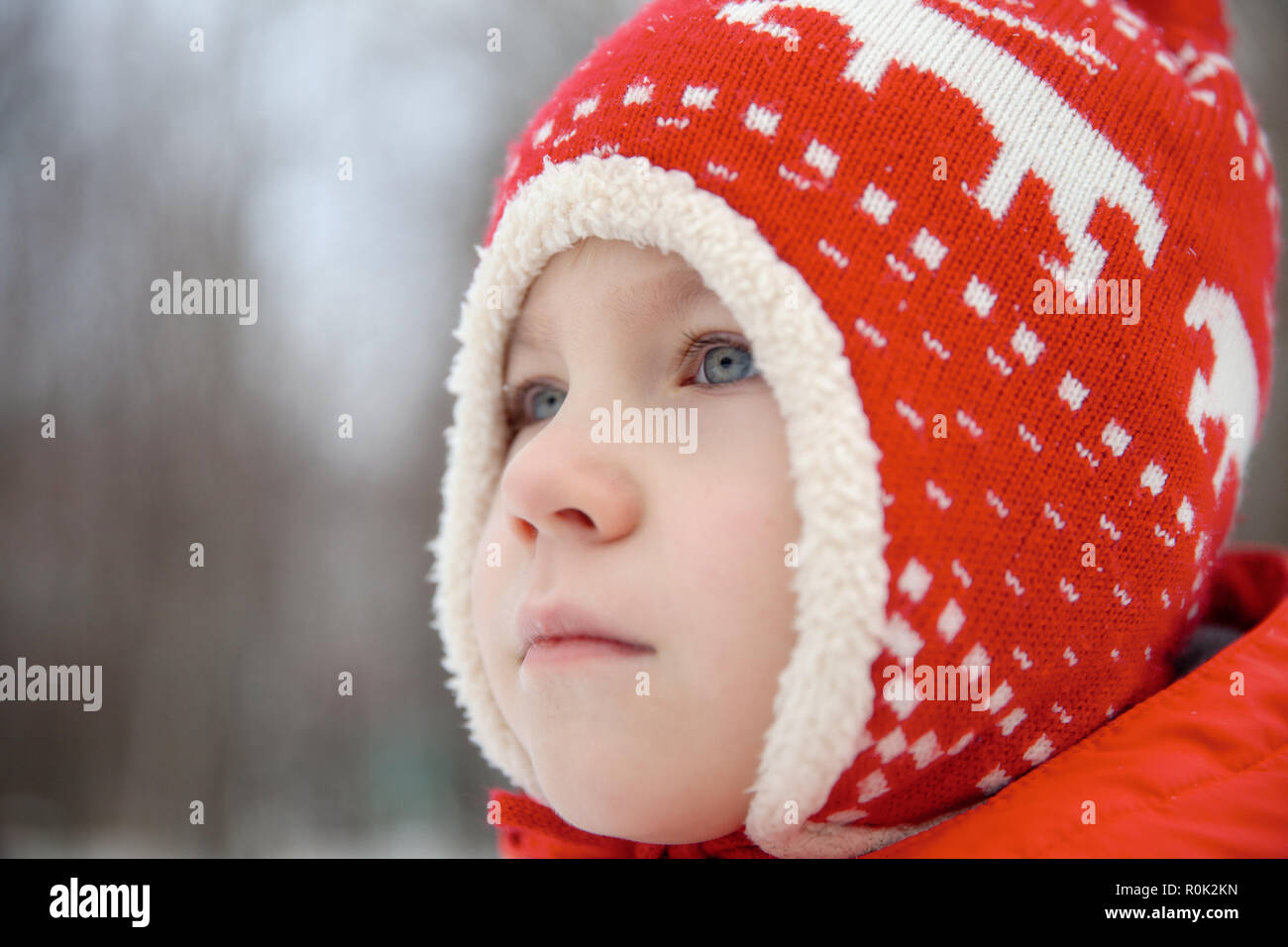 Inverno ritratto di kid boy in abiti colorati Foto Stock