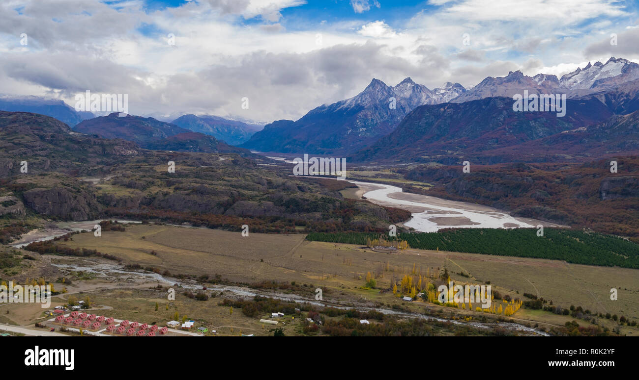 Villa Cerro Castillo visto da sopra, situato nella Patagonia cilena. Questa foto è stata scattata in autunno, alla metà di aprile 2017 Foto Stock