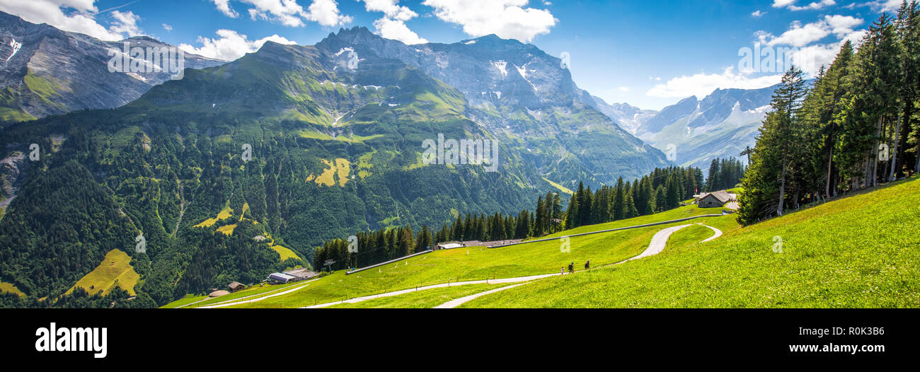 Elm villaggio e le montagne svizzere - Piz Segnas, Piz Sardona, Laaxr Stockli da Ampachli, Glarona, Svizzera, Europa. Foto Stock