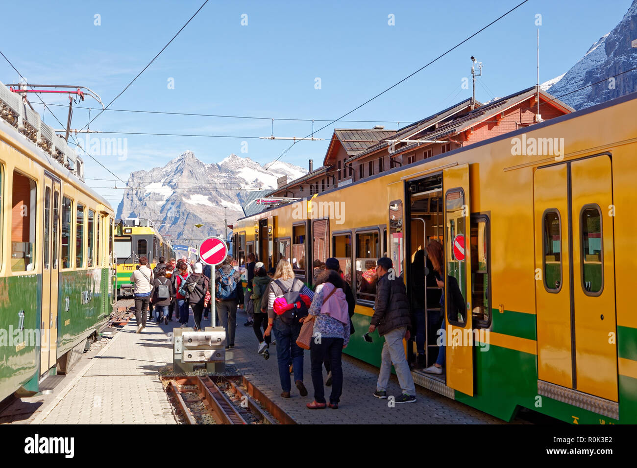 Kleine Scheidegg, regione di Jungfrau, Svizzera - Ottobre 9, 2018: Occupato Kleine Scheidegg stazione ferroviaria con Wetterhorn in background e turisti headi Foto Stock