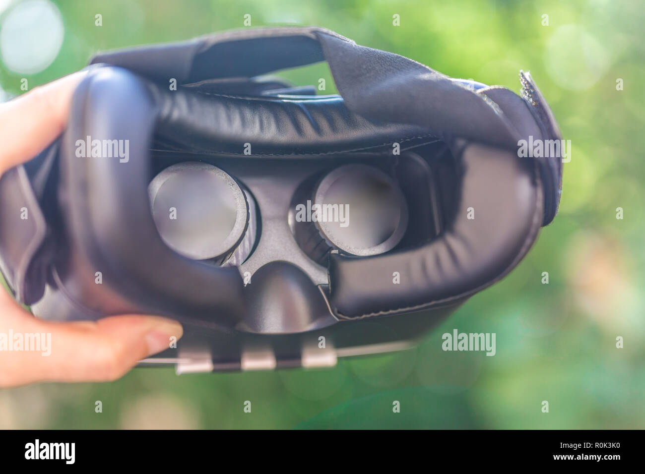 Vista laterale di VR occhiali o di realtà virtuale utilizzare cuffie con lo smartphone. VR è un'esperienza coinvolgente in cui i vostri movimenti della testa sono monitorati in 3D Foto Stock