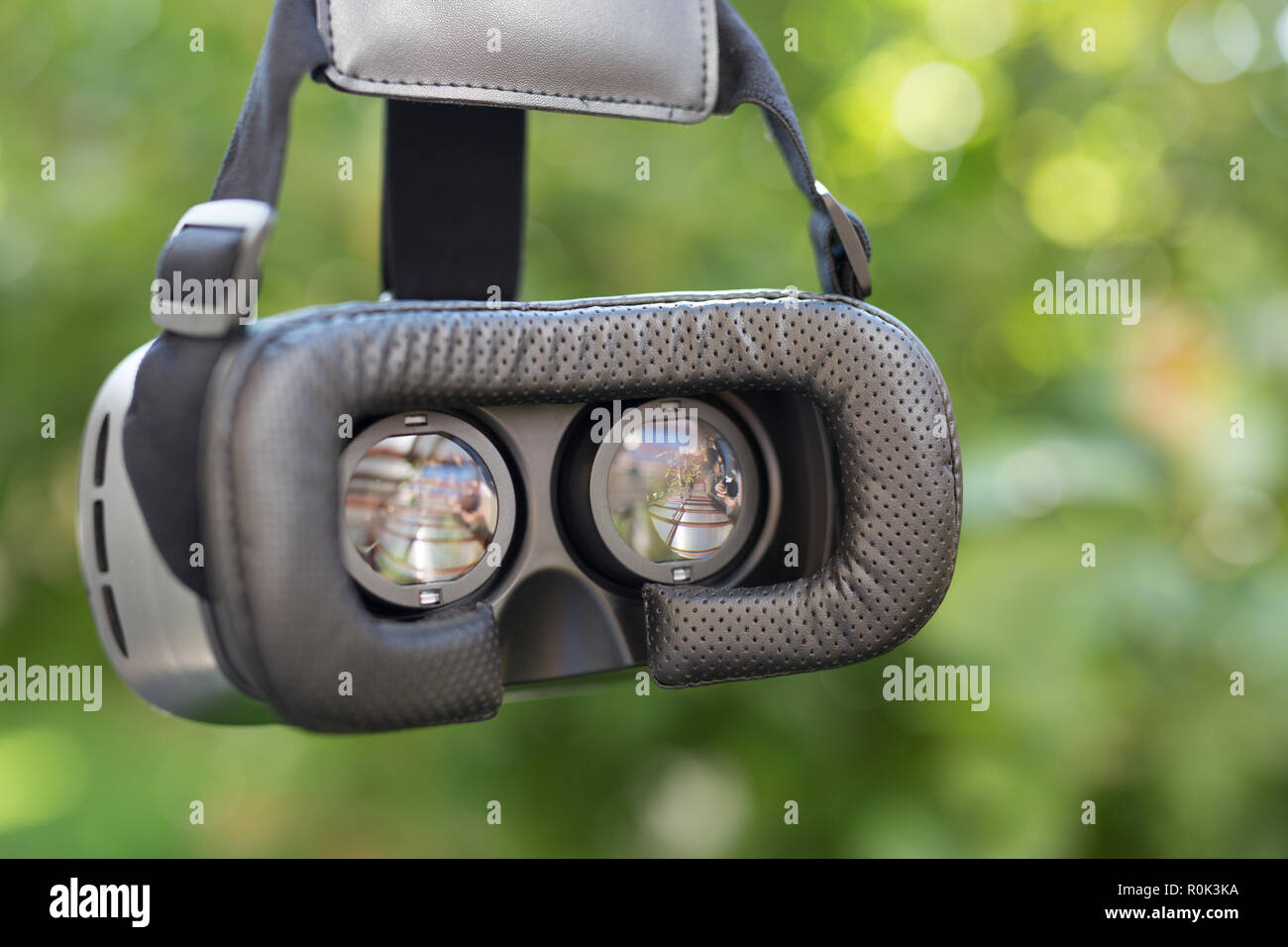Vista laterale di VR occhiali o di realtà virtuale utilizzare cuffie con lo smartphone. VR è un'esperienza coinvolgente in cui i vostri movimenti della testa sono monitorati in 3D Foto Stock