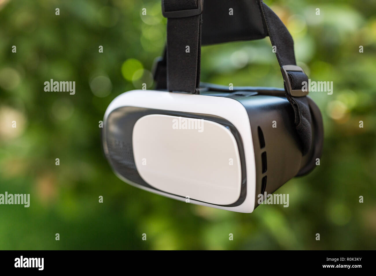 Vista laterale di VR occhiali o di realtà virtuale utilizzare cuffie con lo smartphone. VR è un'esperienza coinvolgente in cui i vostri movimenti della testa sono monitorati in 3D Foto Stock