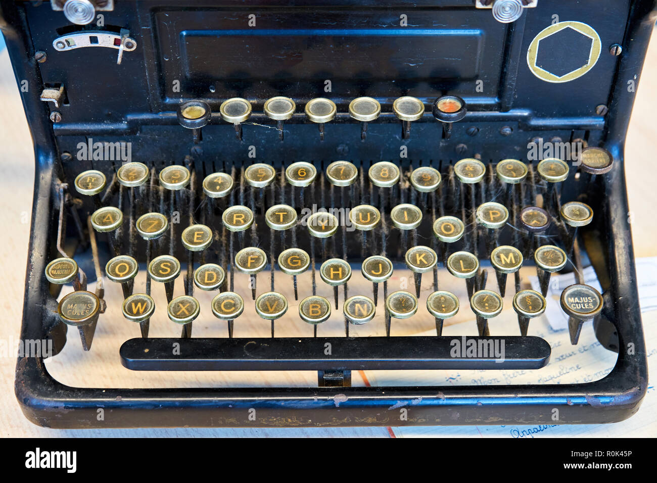 Vintage macchina di scrittura, Nastri inchiostratori per macchine da scrivere su una tavola di legno Foto Stock