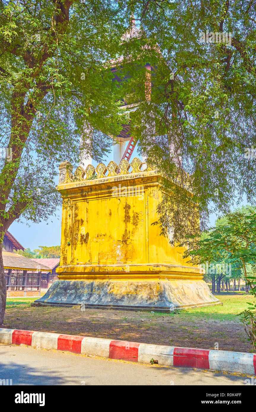 L'inusuale orologio in stile torre situata tra il verde del giardino del Palazzo di Mandalay, Myanmar Foto Stock