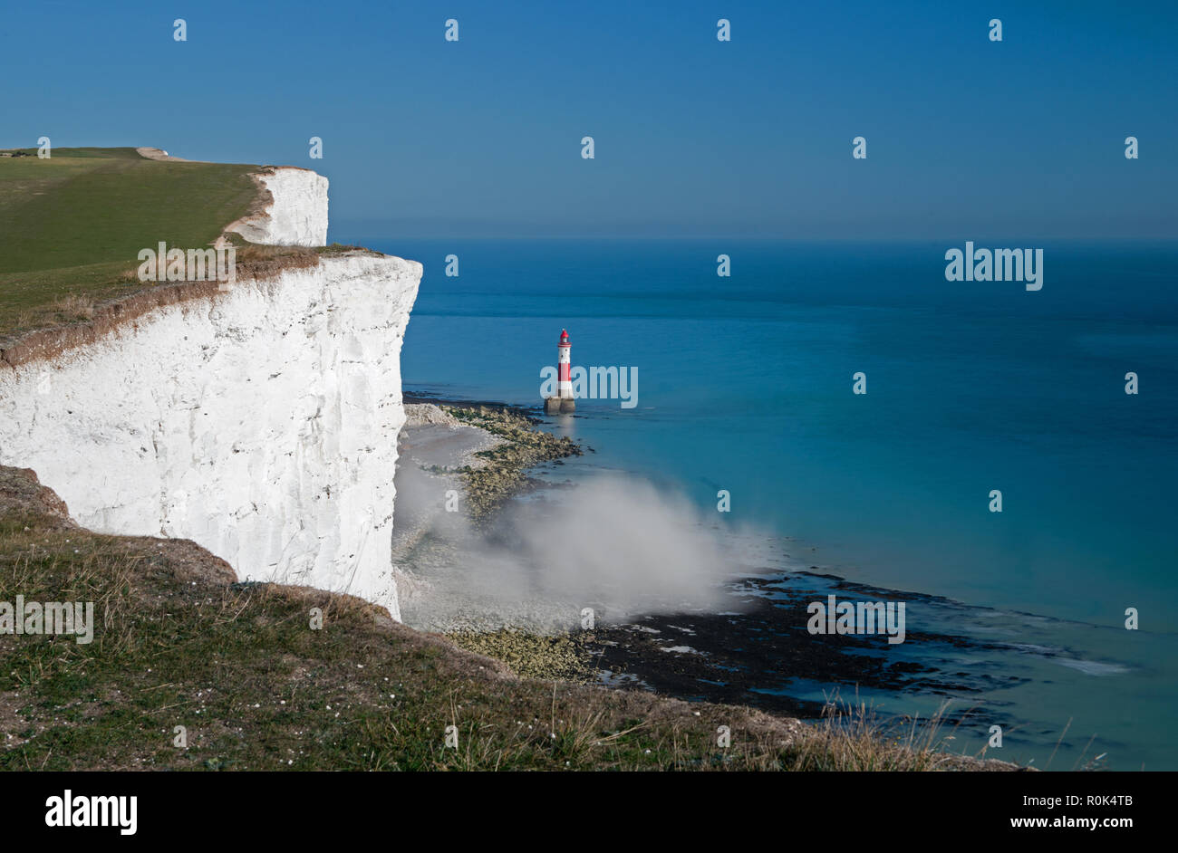 Cliff cadere creando una nube di polvere a Beachy Head Lighthouse, Eastbourne, East Sussex, Inghilterra, Regno Unito. Foto Stock