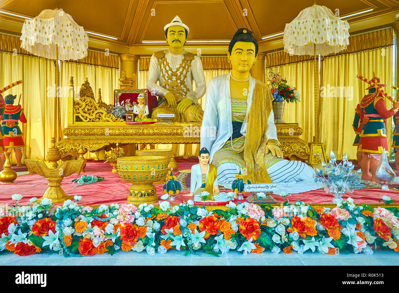 MANDALAY, MYANMAR - Febbraio 23, 2018: le sculture del re Mindon e sua moglie, situato in un piccolo padiglione nel territorio della Pagoda Kyauktawgyi, o Foto Stock