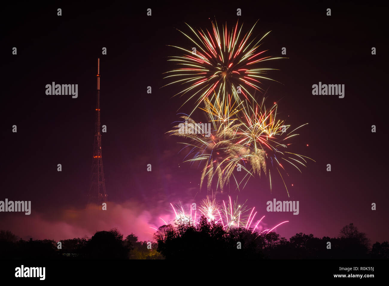 Vista di fuochi d'artificio, Crystal Palace park e la stazione di trasmissione (trasmettitore TV) sulla notte dei falò, il 5° novembre, ricordandosi di Guy Fawkes Foto Stock