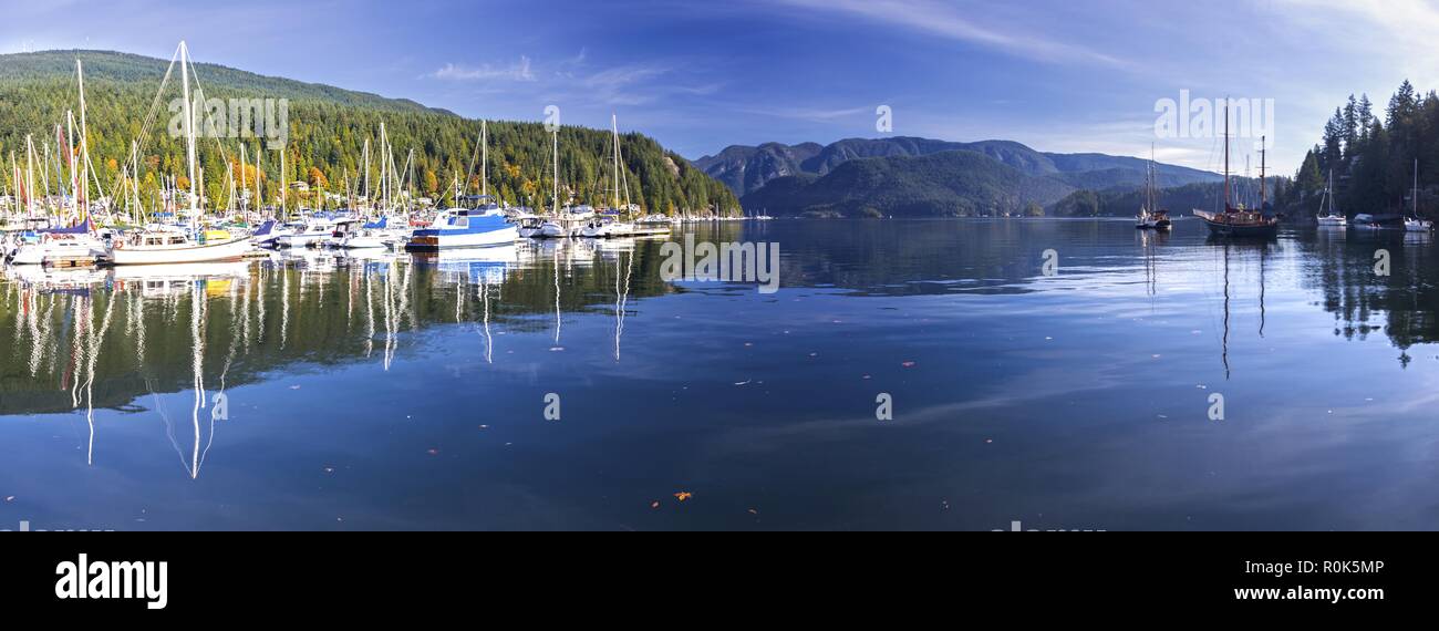 Ampio panorama panoramico paesaggistico Vista del braccio Indiano e degli yacht ormeggiati in Deep Cove Marina, Vancouver North Shore British Columbia Canada Foto Stock