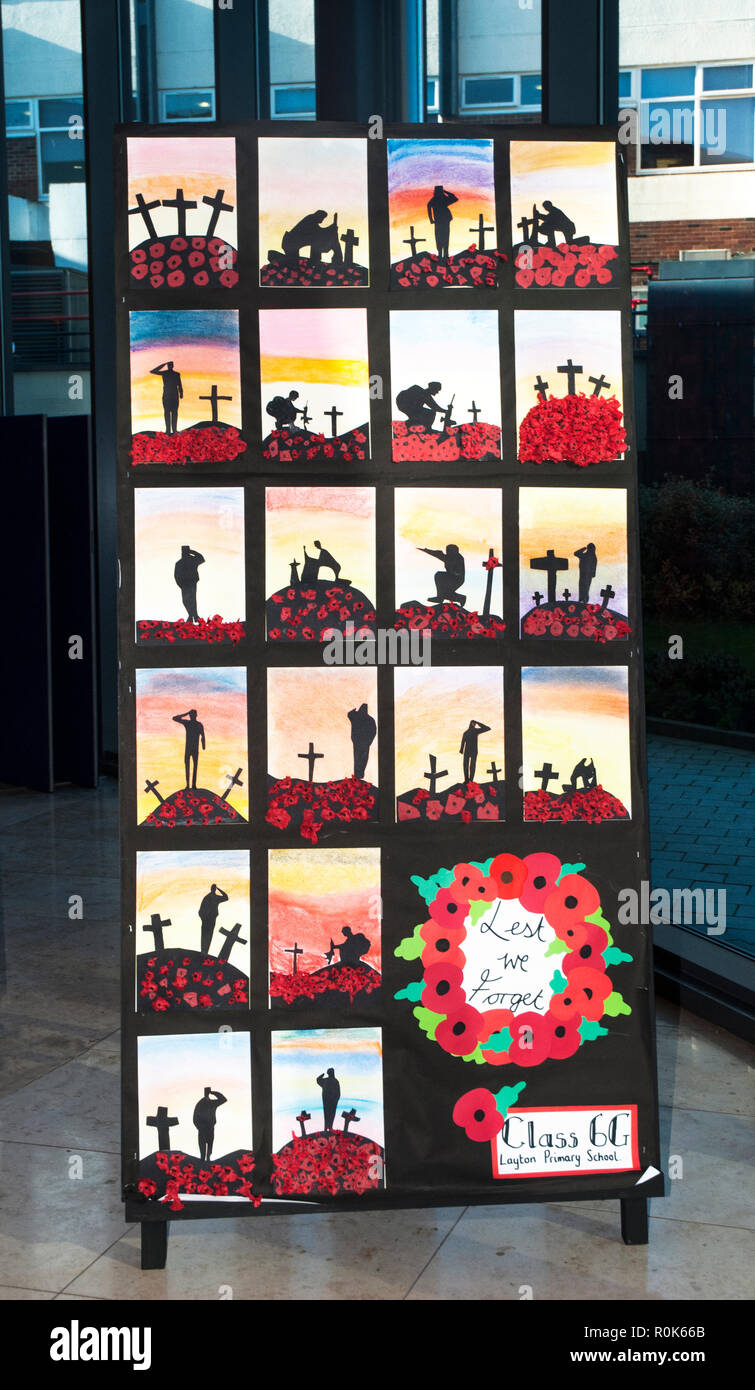 Poster commemorativo per commemorare i 100 anni dalla fine della guerra mondiale 1 progettato da i ragazzi della scuola media locale Blackpool Victoria Hospital England Regno Unito Foto Stock