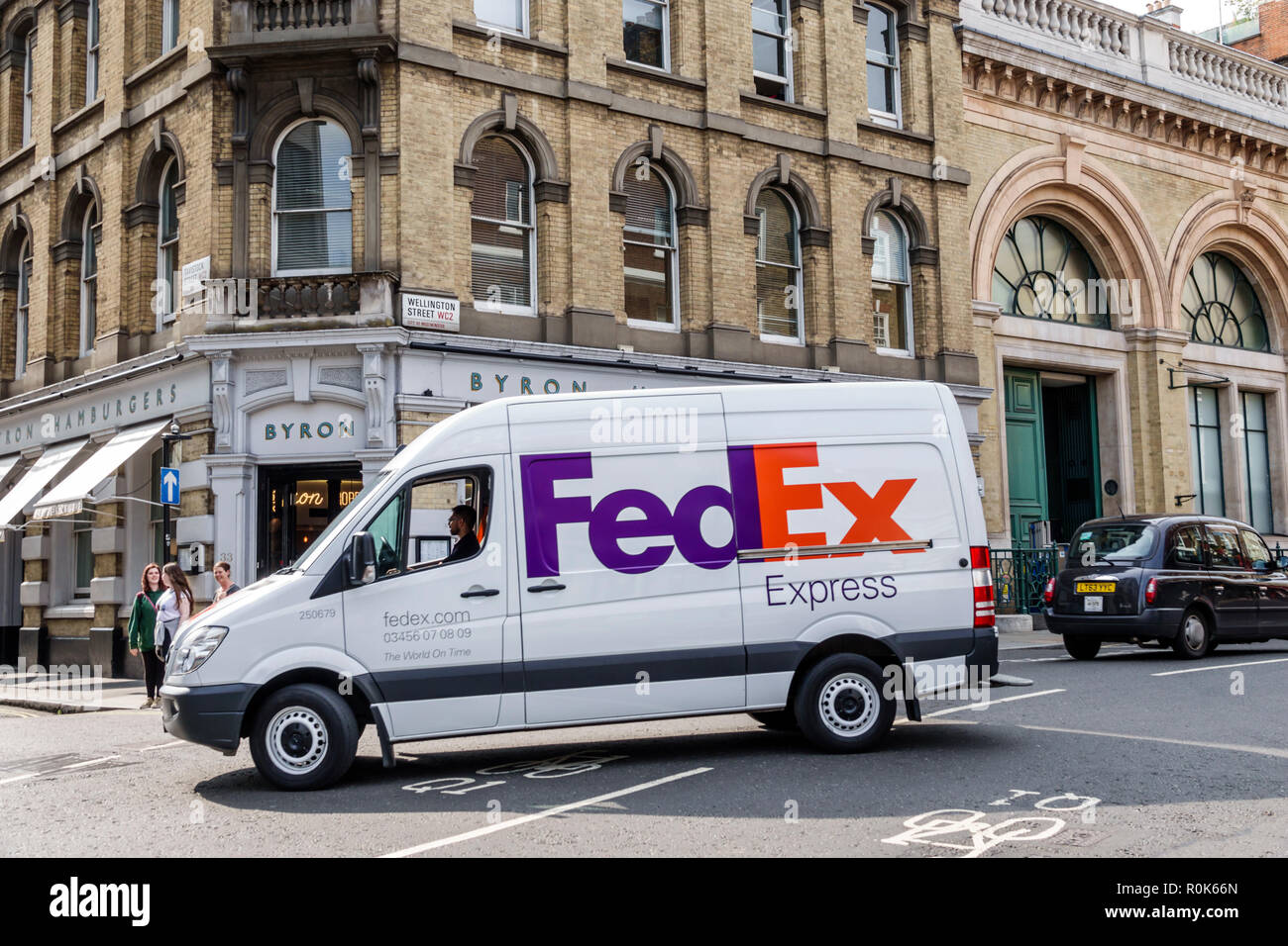 Londra Inghilterra,UK,Covent Garden Strand,FedEx,van,servizi di consegna di corriere multinazionale,logo,veicolo commerciale,UK GB inglese Europa,UK180823057 Foto Stock