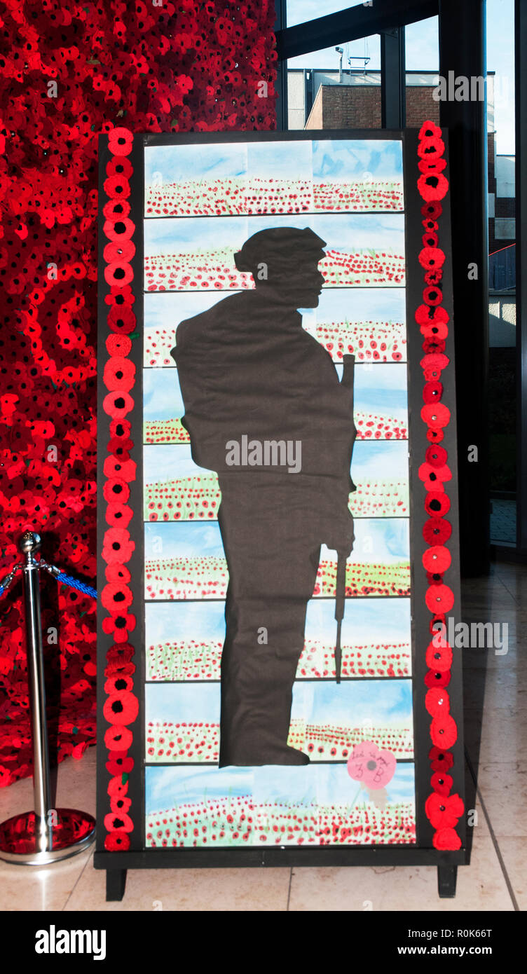Poster commemorativo per commemorare i 100 anni dalla fine della guerra mondiale 1 progettato da i ragazzi della scuola media locale Blackpool Victoria Hospital England Regno Unito Foto Stock