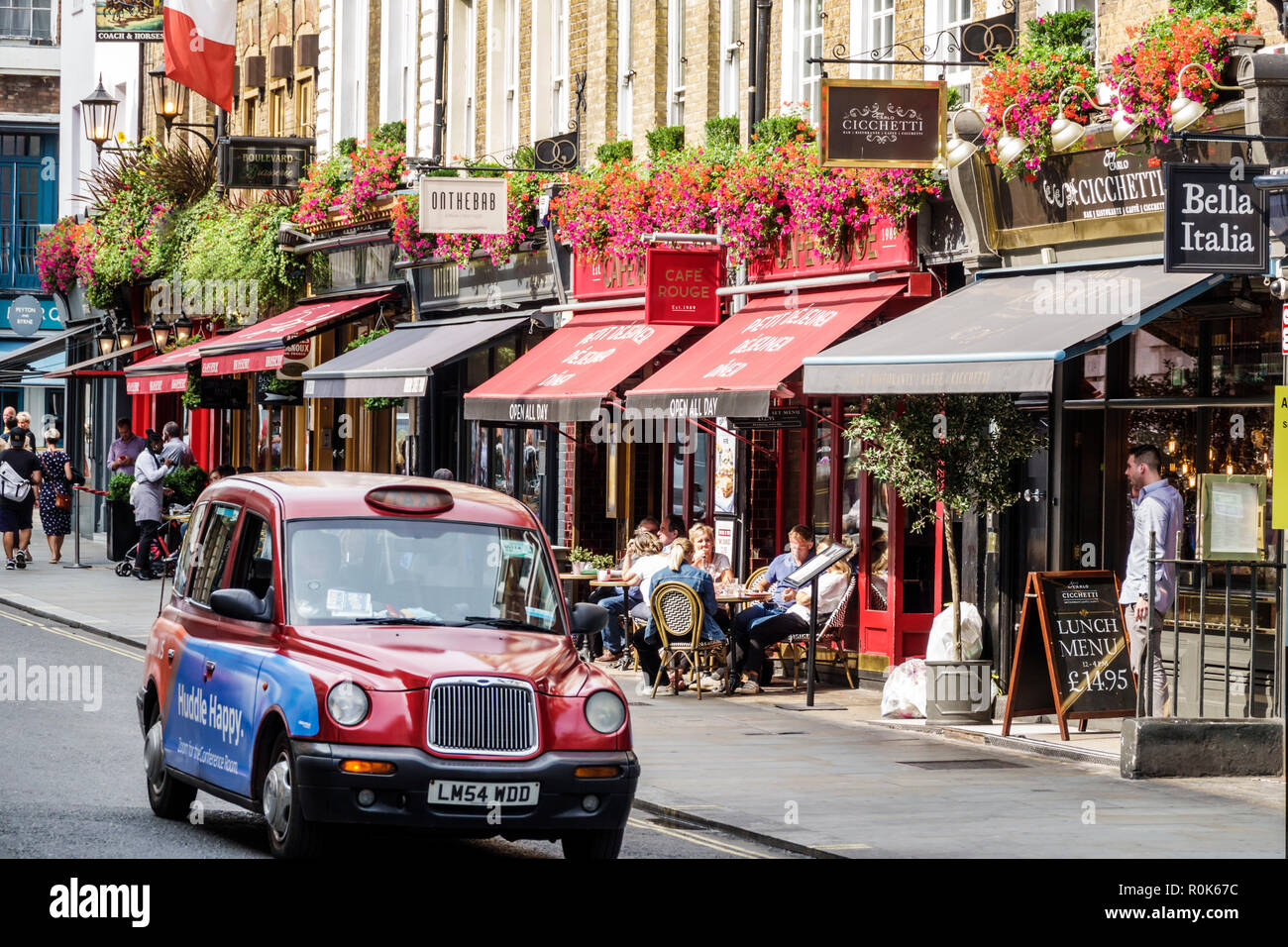 Londra Inghilterra,Regno Unito,Covent Garden Wellington Street,shopping, ristoranti, caffè sul marciapiede, tende, taxi, piantatrici di fiori, adjoin Foto Stock