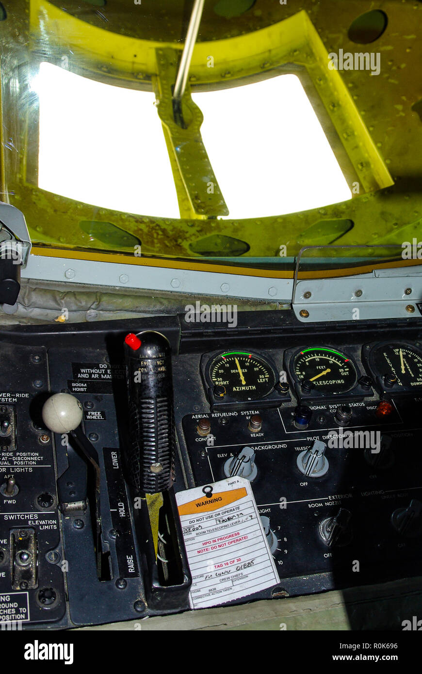 Posizione dell'operatore del braccio di rifornimento su un'autocisterna Boeing KC-135 dell'aeronautica statunitense con maniglia di comando e indicatori. Finestra di visualizzazione. Leva Foto Stock