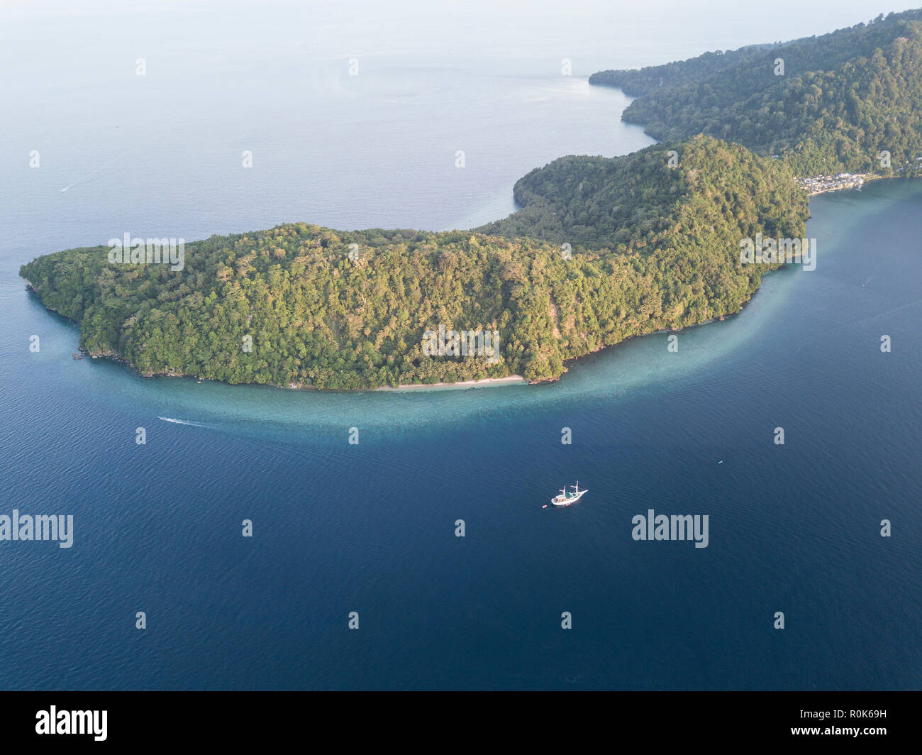 Un piccolo crociere immersioni in Banda isole dell Indonesia orientale. Foto Stock