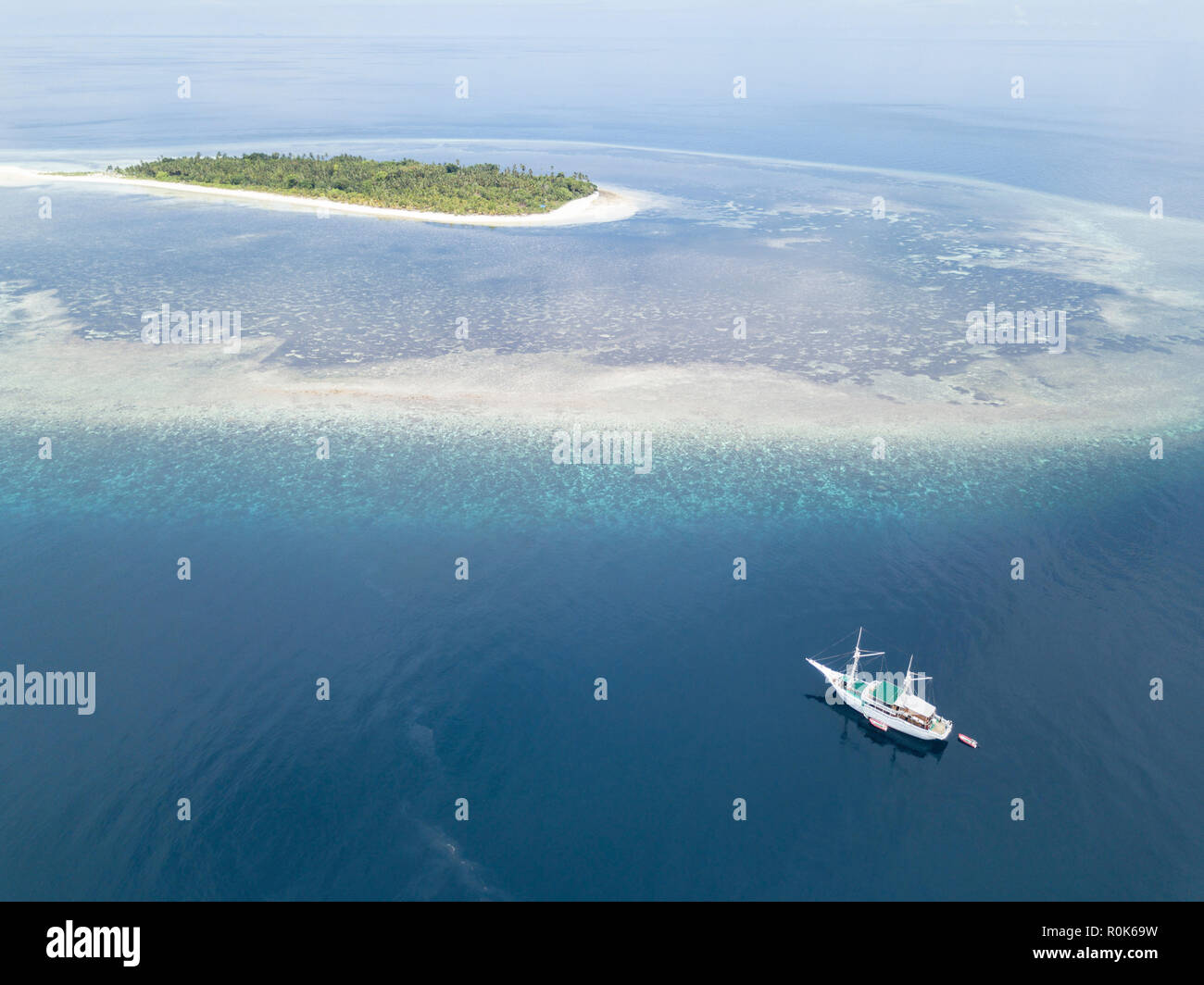 La remota isola di Pulau Koon, sul bordo della banda e Mari Ceram. Foto Stock