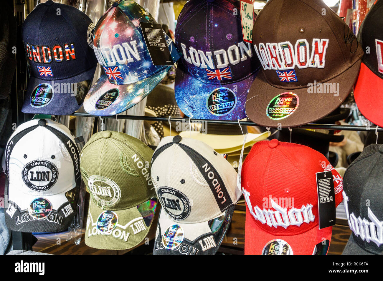 Londra Inghilterra,UK,Covent Garden,Market,shopping shopper shopping shopping negozi mercati mercato acquisti vendita, negozi al dettaglio negozi business business Foto Stock