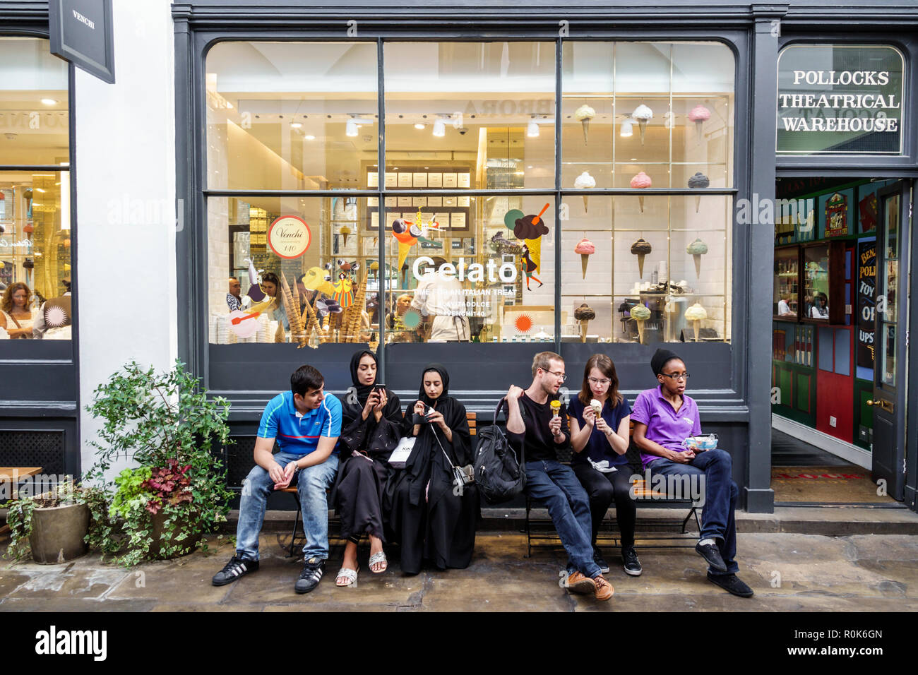 Londra Inghilterra,UK,Covent Garden Apple Market,mercato,shopping ristoranti, gelato Venchi,negozio,esterno,panca,mangiare gelato,Black Mus Foto Stock