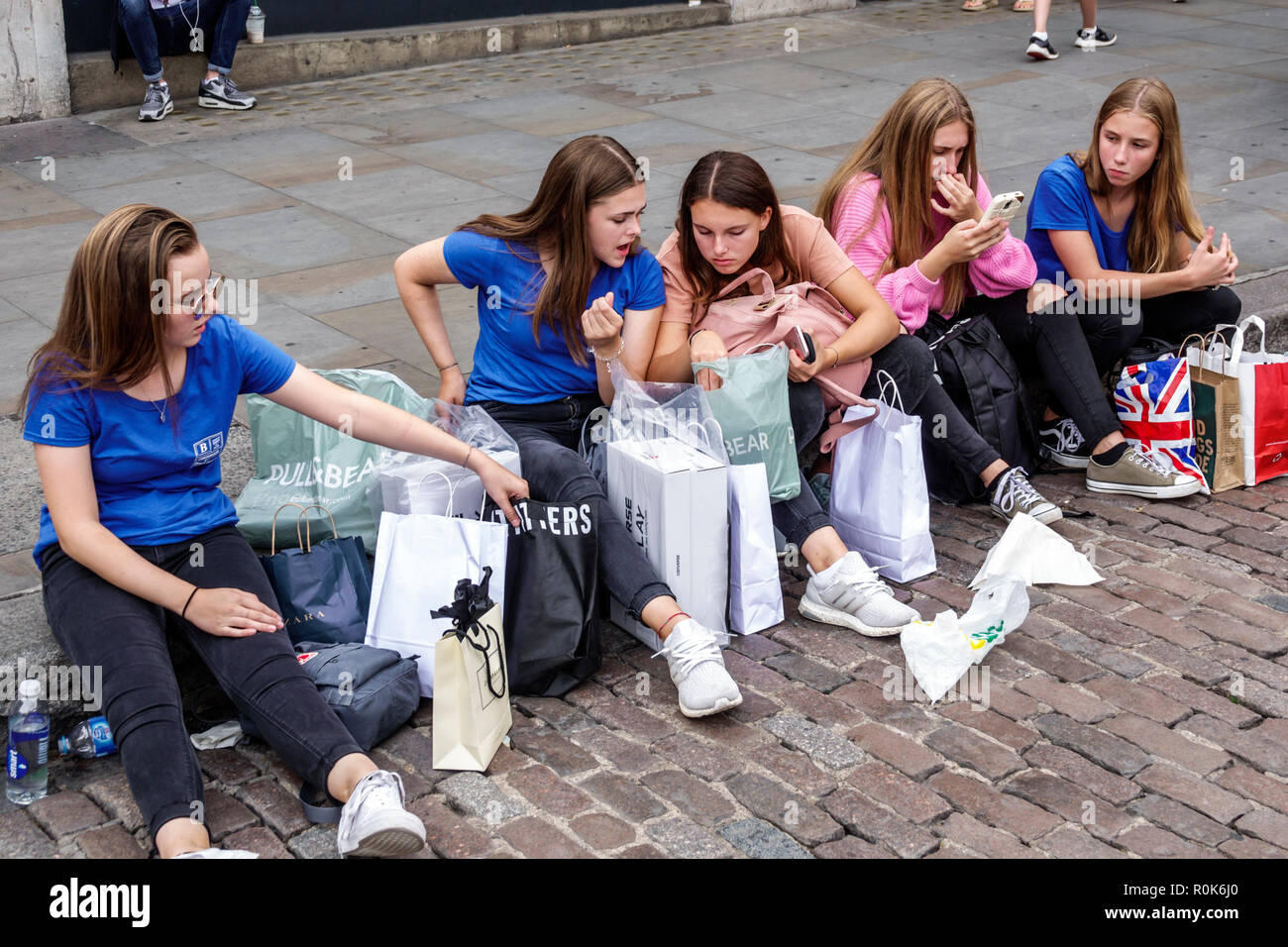 Londra Inghilterra,UK Covent Garden Market,shopping ristoranti, plaza piazza,ragazze,femmina bambini bambini bambini bambini ragazzi,teen teens teena Foto Stock