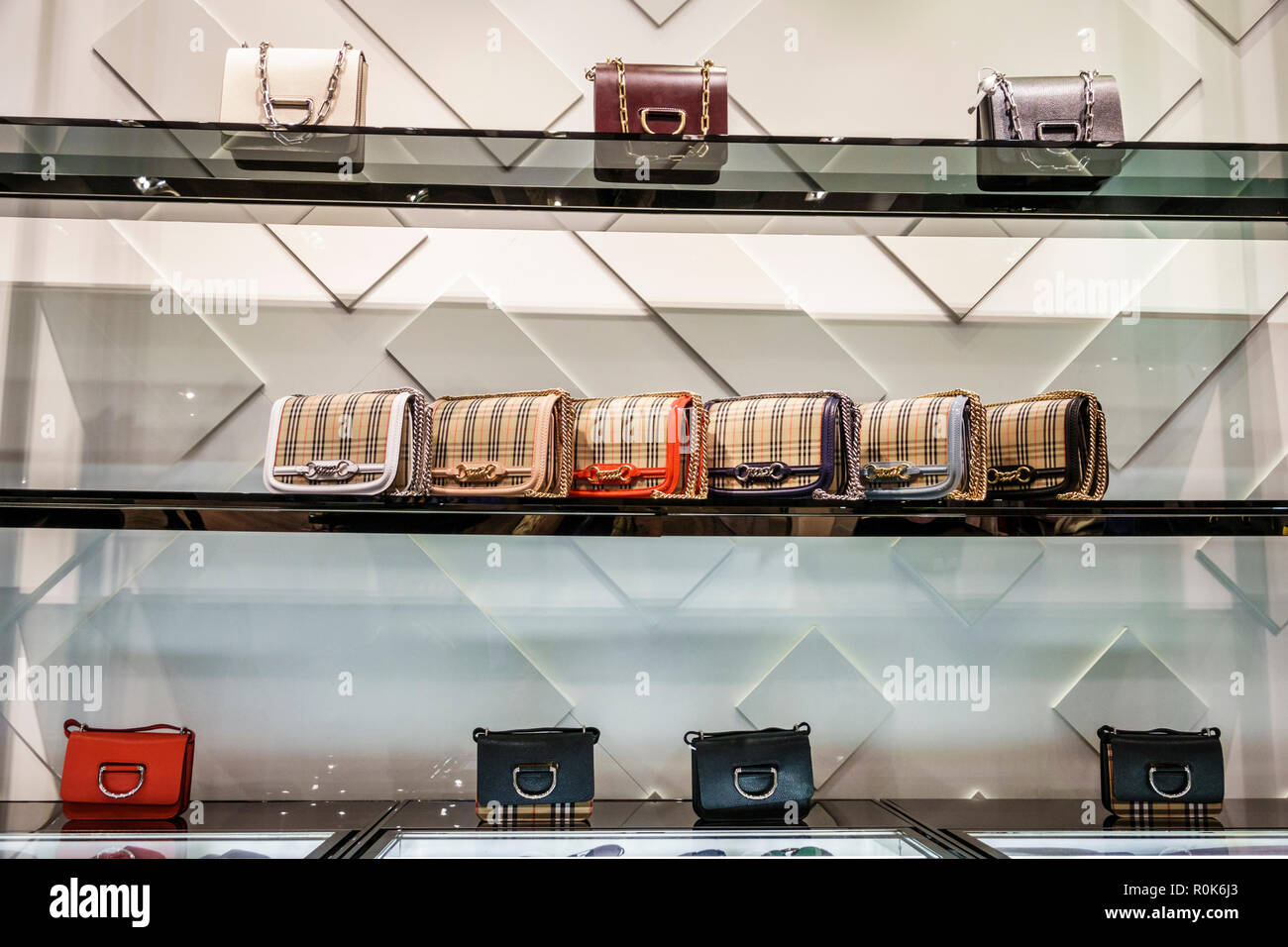 London England,UK,United Kingdom Great Britain,Covent Garden Market,shopping ristoranti, Burberry,store,Inside interior,British Luxury fashoo Foto Stock