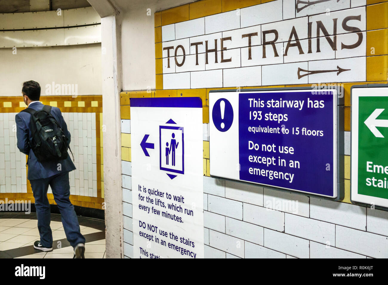 Londra Inghilterra,UK,Covent Garden stazione della metropolitana treno metropolitana, metropolitana, uomo uomo maschio, passeggeri passeggeri motociclisti, penduter, segnali di avvertimento, emerg Foto Stock