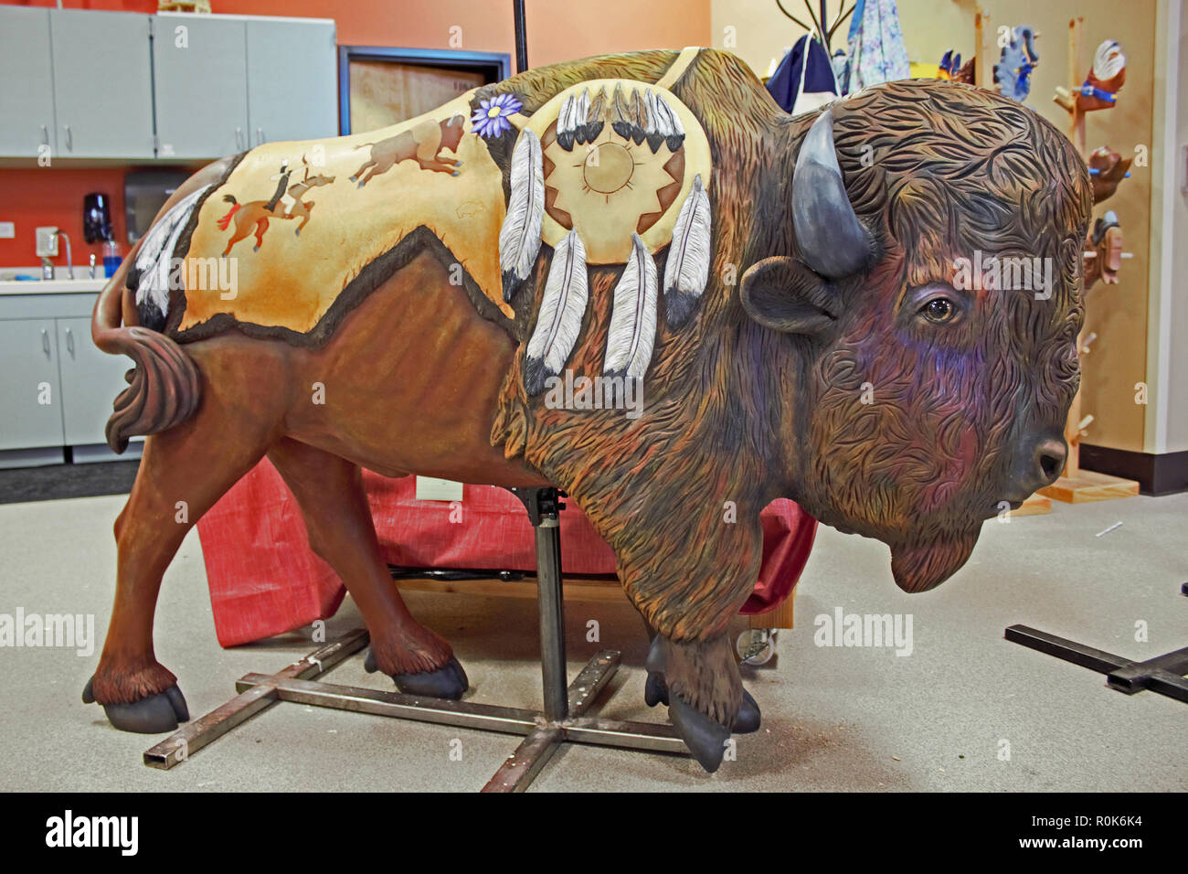 In legno intagliato a mano il bisonte giostra pronto per il rivestimento chiaro al Dentzel Carousel American Museum di Albany, Oregon. Foto Stock