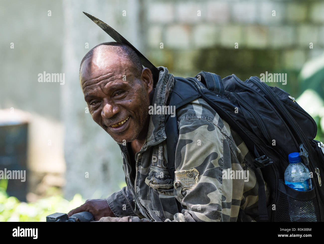 Un uomo di Papua e con un grande sorriso. Nimbokrong, Papua, Indonesia. Foto Stock