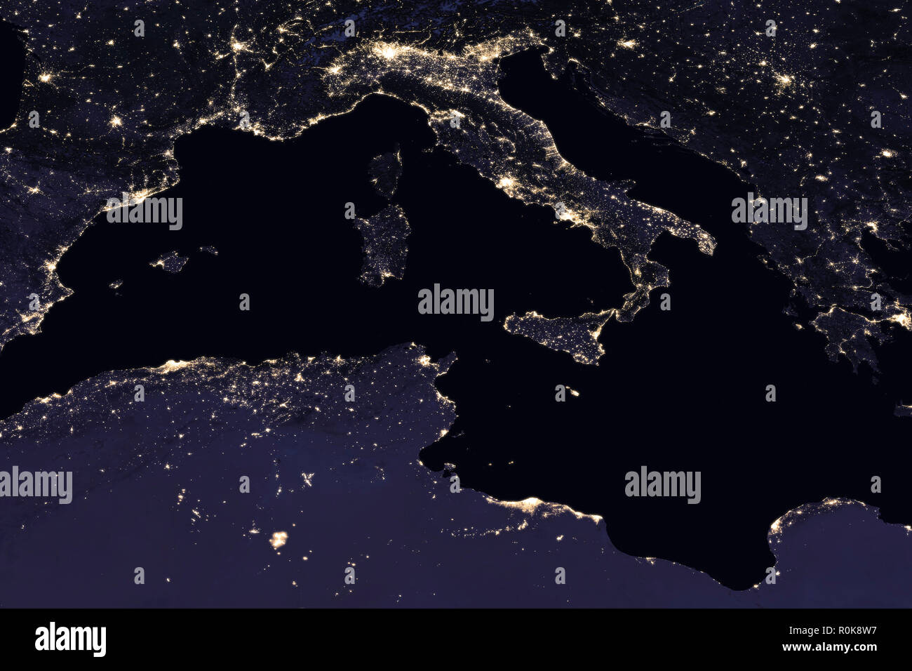 Luci della città d'Italia come visto dallo spazio. Foto Stock