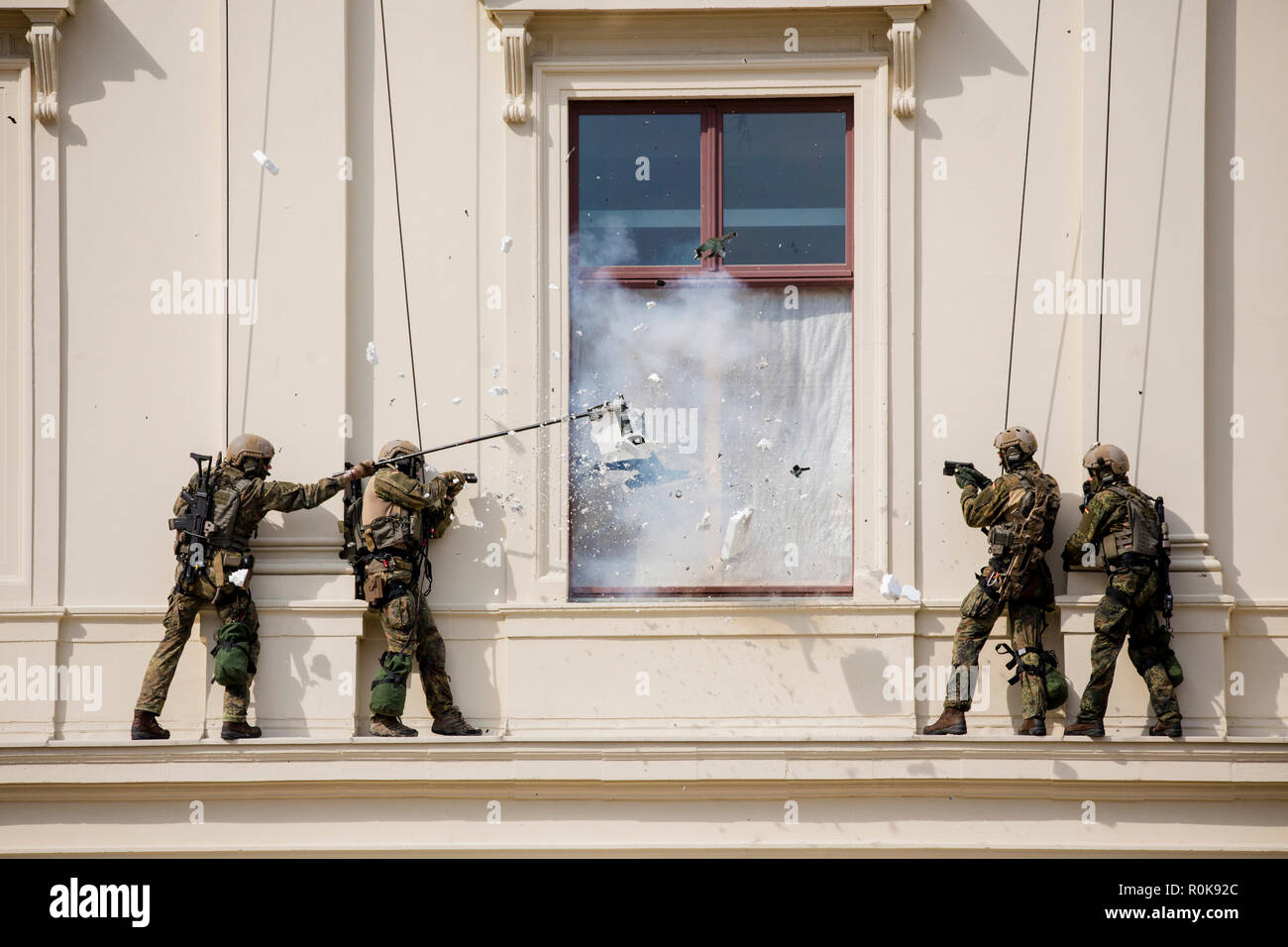 Tedesco Forze Speciali simulare alla tempesta un edificio per il salvataggio di un ostaggio. Foto Stock