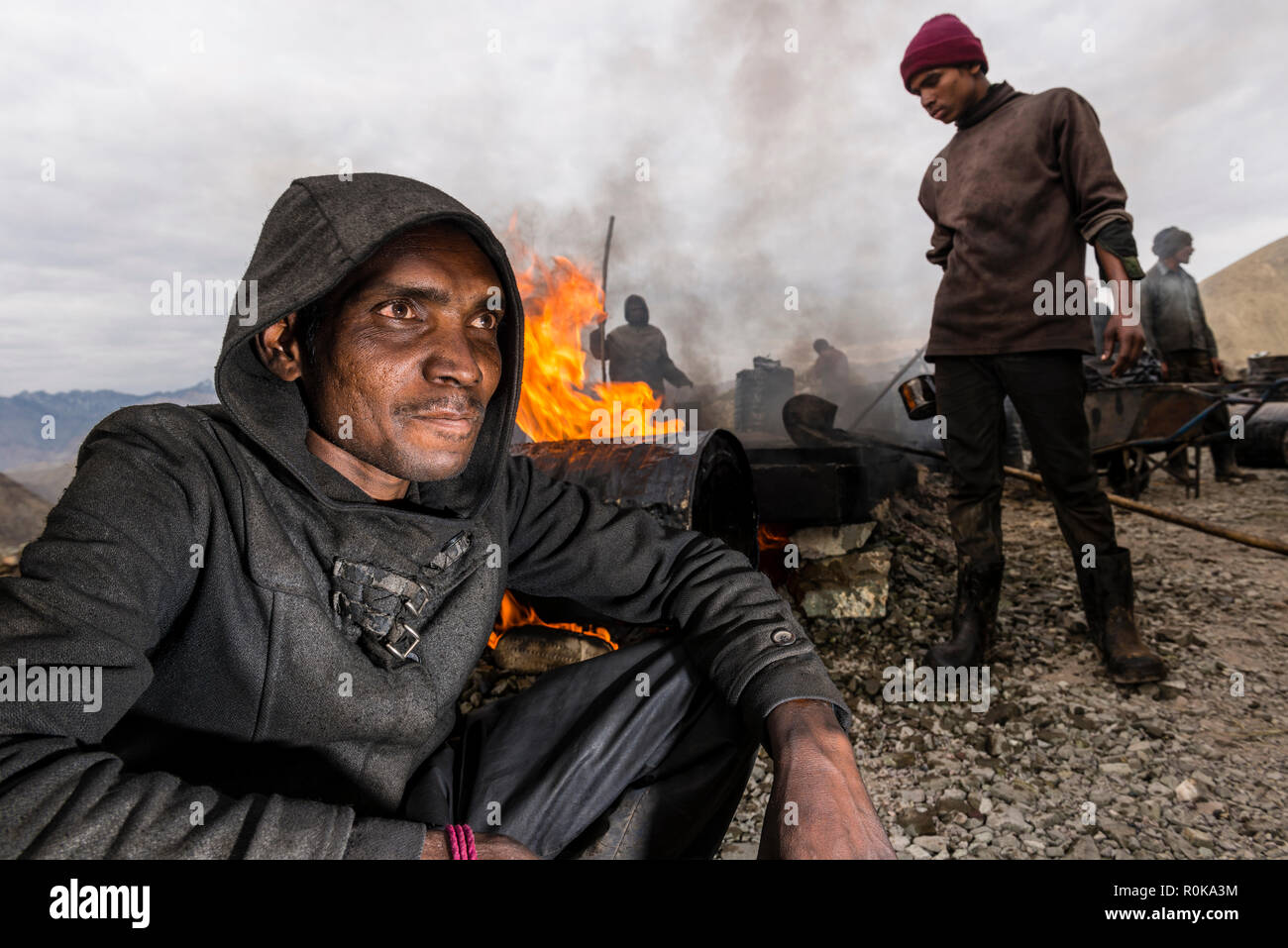 Strada in costruzione in alta quota del Ladakh è principalmente svolto dalla manpower sotto molto insalubri condizioni. Ritratto di un lavoratore Foto Stock