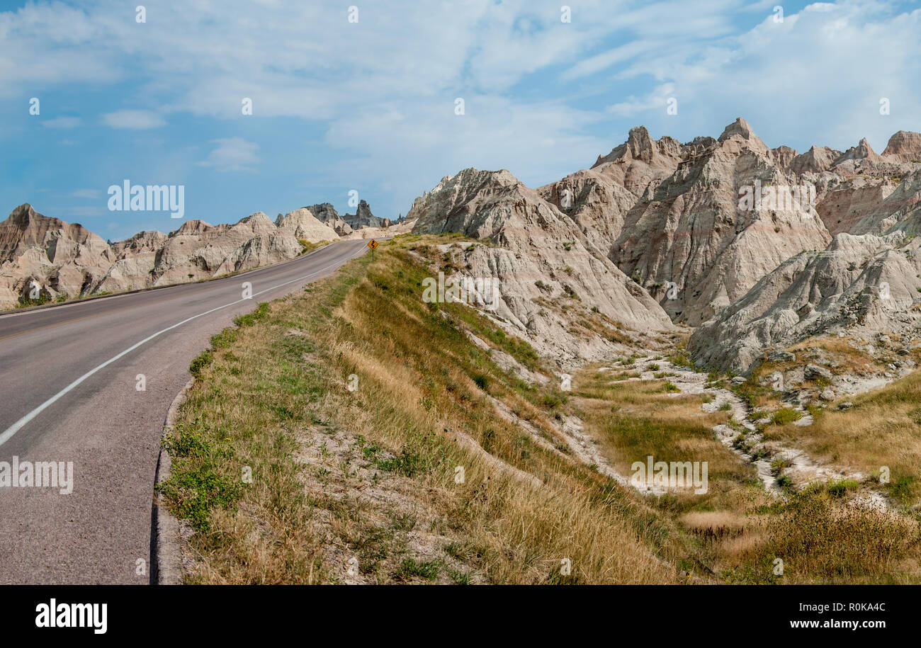 La strada attraverso il Badlands: una stretta strada percorre tra le formazioni rocciose nel Parco nazionale Badlands. Foto Stock