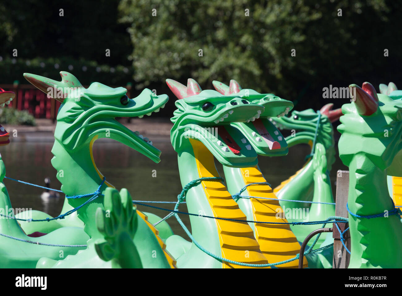 Testa di drago barche - un gruppo di ormeggiati pedallos con dragon teste sagomate in Rivelyn, Scarborough, North Yorkshire Foto Stock