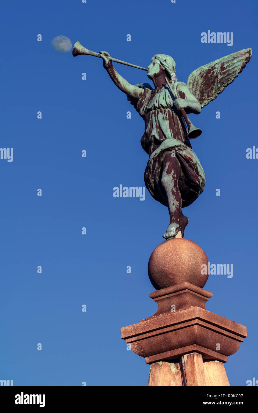 Obelisco di fronte all'Arsenale Militare Park Gate, coronata dalla statua di bronzo di fama, Ferrol, La Coruña, Galizia, Spagna Foto Stock