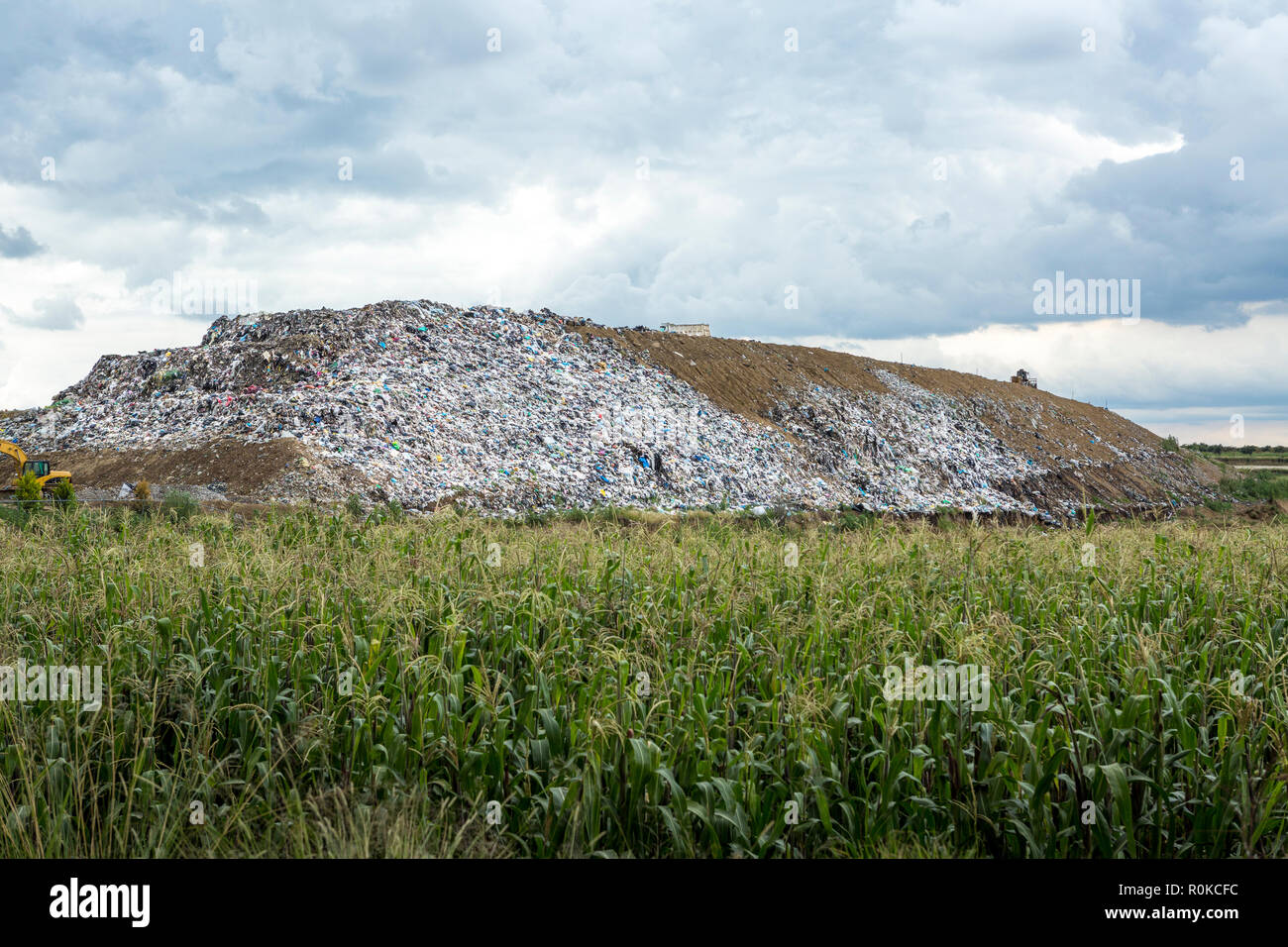 Sito per lo smaltimento dei rifiuti accanto a cornfield, Cholula, Puebla, Messico Foto Stock