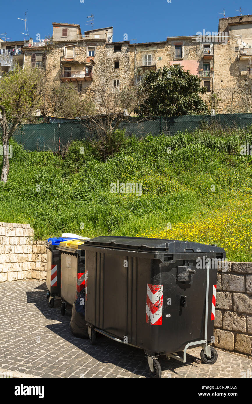 Separazione dei rifiuti contenitori nel tradizionale villaggio italiano, ferentino, Italia, Europa Foto Stock