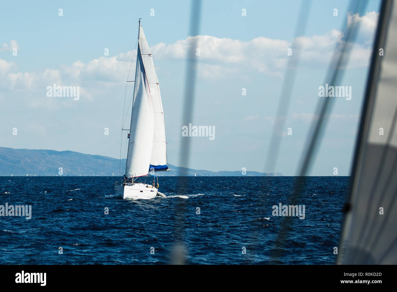 Sailing yacht scivola sul mare in regata nautica nel Mare Egeo e le isole greche. Foto Stock
